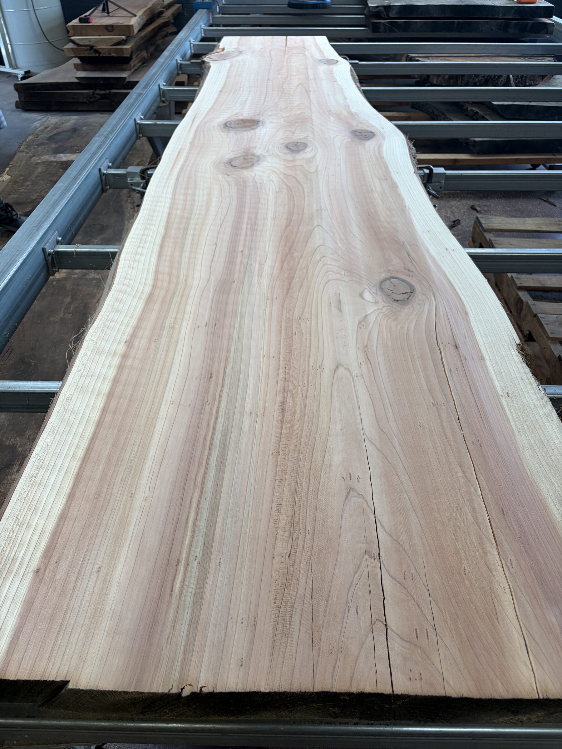 Long live edge slab on the mill bed